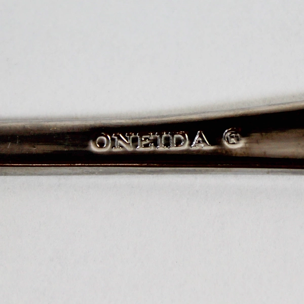 Oneida Ivory Stainless Butter Knife 7" Glossy Edge - Pre-Owned