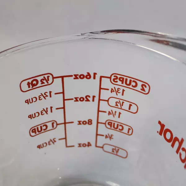 Anchor Hocking 2 Cup Glass Measuring Cup with Red Handle - Good Condition