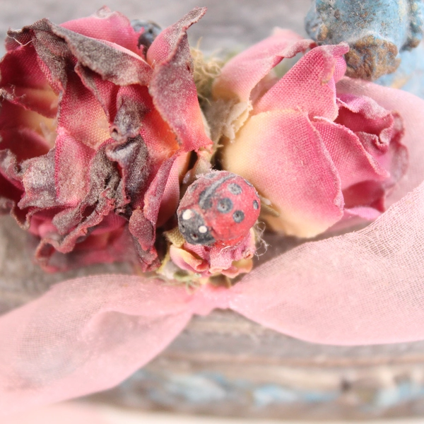 Keypoint Decorative Iron Paperweight with Floral Ribbon Accent - Vintage Charm