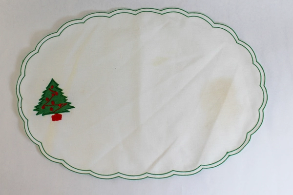 Lot of 2 Vintage Christmas Placemats & 2 Red Napkins - Festive Decor