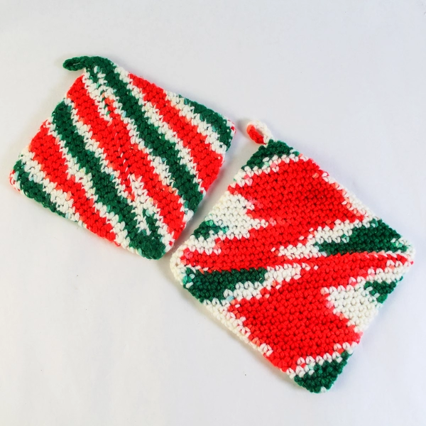 Lot of 4 Poinsettia Kitchen Decor Towels & Pot Holders - Christmas Set