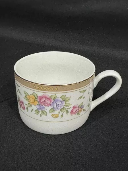 Set of 4 Farberware Bellini Floral Pattern Flat Bottom Cups And Saucers