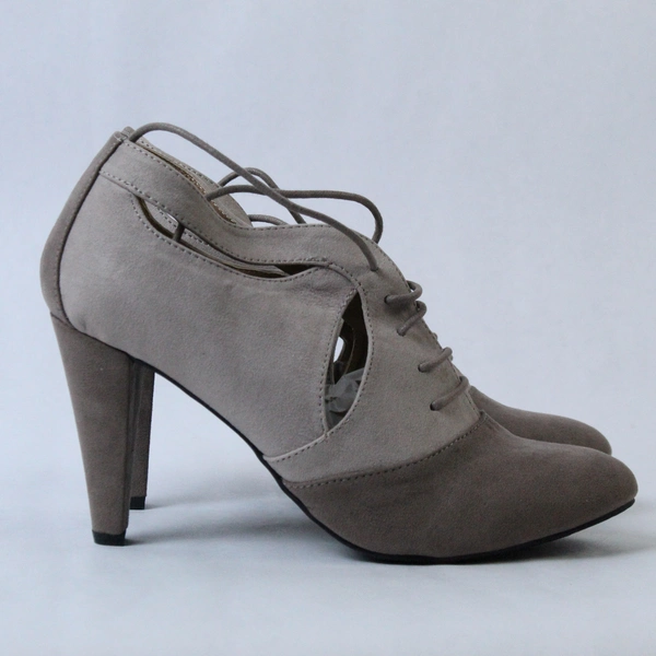 Cushion Walk By Avon High Heels Shoe's Women's Size 9 Taupe Lace Up 