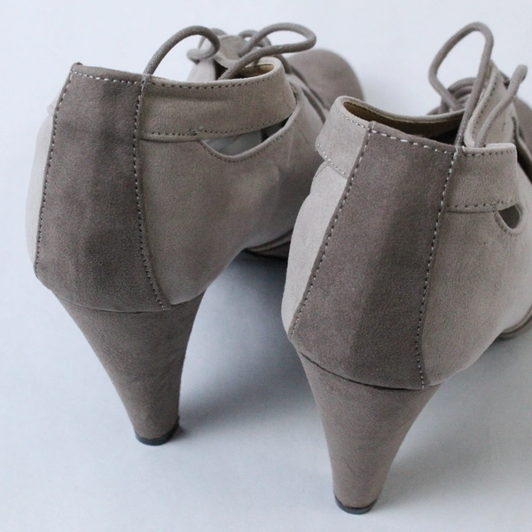 Cushion Walk By Avon High Heels Shoe's Women's Size 9 Taupe Lace Up 