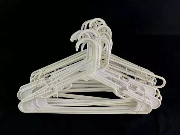 Lot of 20 White Plastic Adult Clothes Hangers with Notched Hooks 17" Wide
