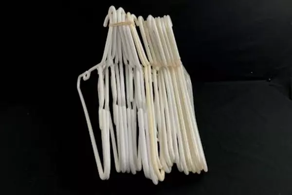 Lot of 20 White Plastic Adult Clothes Hangers with Notched Hooks 17" Wide