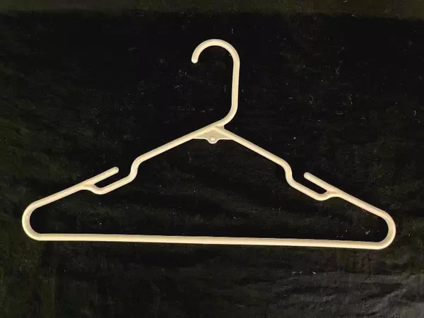 Lot of 20 White Plastic Adult Clothes Hangers with Notched Hooks 17" Wide