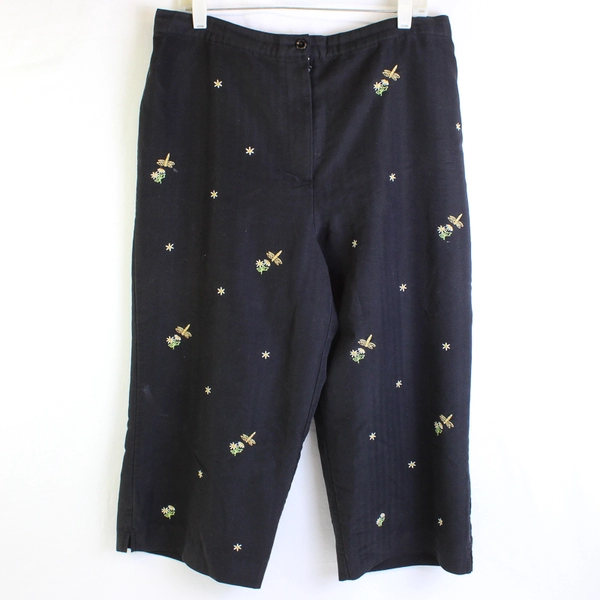Alfred Dunner Black Embroidered W/ Bees/Flowers Capris Pants Women's Size 18