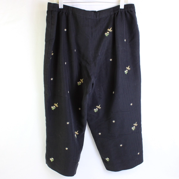Alfred Dunner Black Embroidered W/ Bees/Flowers Capris Pants Women's Size 18