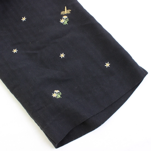 Alfred Dunner Black Embroidered W/ Bees/Flowers Capris Pants Women's Size 18