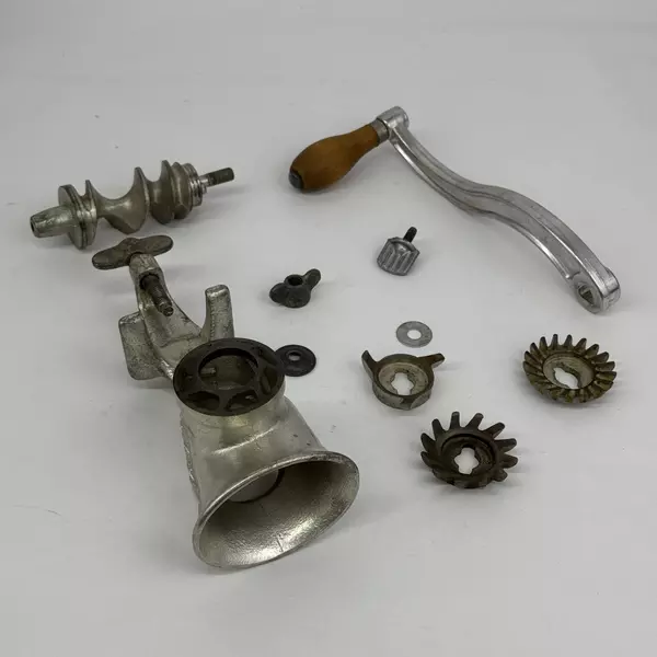 Landers Frary Clark Universal No. 1 Food & Meat Chopper/Grinder w/ Worn Torn Box