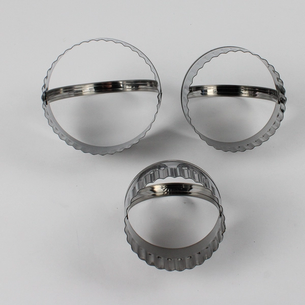 Lot of 4 Ekco Silver Metal Biscuit Cutter Sets
