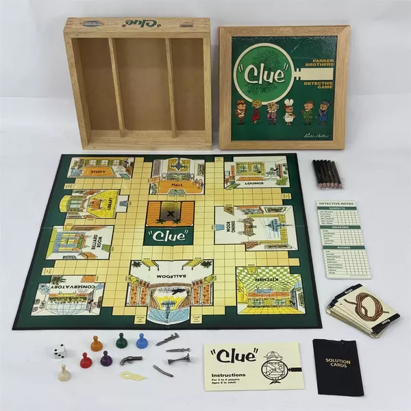 2002 Parker Brothers Clue Detective Game Wooden Box Bookshelf Edition