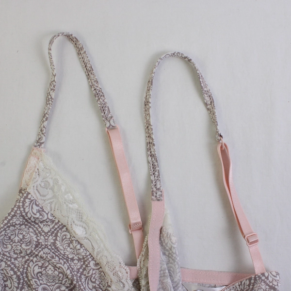 Marilyn Monroe Mauve and White Short Slip Lace and Bow Accent Women's Medium