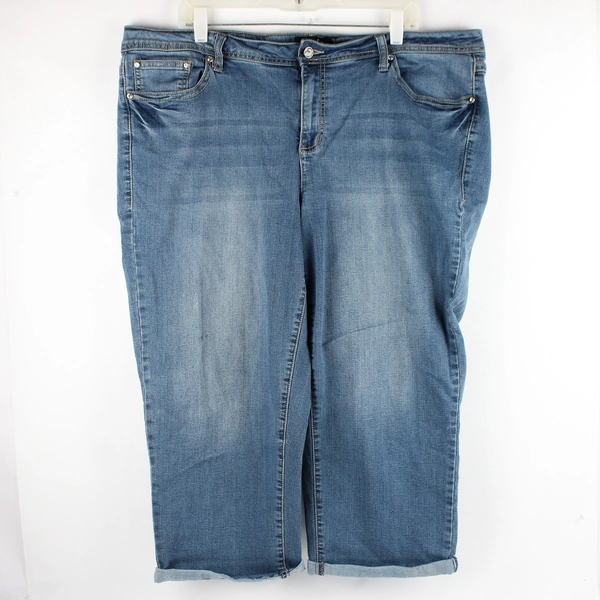 Earl Jean Women's 22W Light Wash Capris with Embroidered Rear Pockets