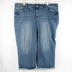 Earl Jean Women's 22W Light Wash Capris with Embroidered Rear Pockets