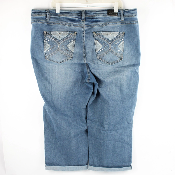 Earl Jean Women's 22W Light Wash Capris with Embroidered Rear Pockets