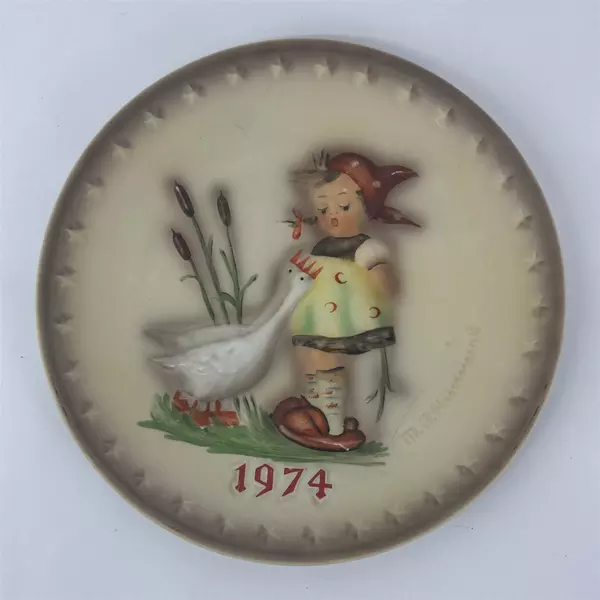 1974 M.J. Hummel 4th Annual 7.5in Plate Goebel W. Germany Goose Girl