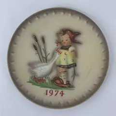 1974 M.J. Hummel 4th Annual 7.5in Plate Goebel W. Germany Goose Girl