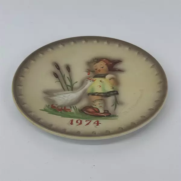 1974 M.J. Hummel 4th Annual 7.5in Plate Goebel W. Germany Goose Girl
