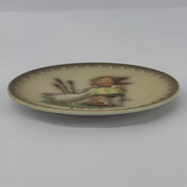 1974 M.J. Hummel 4th Annual 7.5in Plate Goebel W. Germany Goose Girl