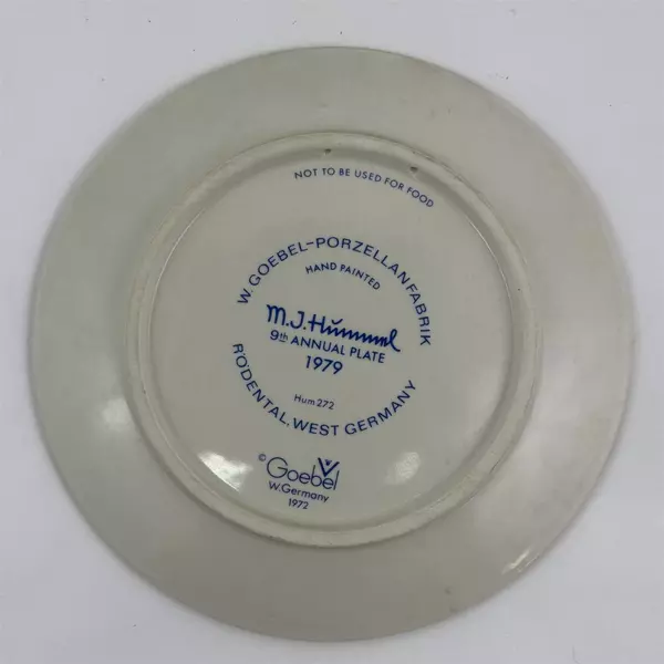 1979 M.J. Hummel Goebel 9th Annual Collector Plate Singing Lesson Germany