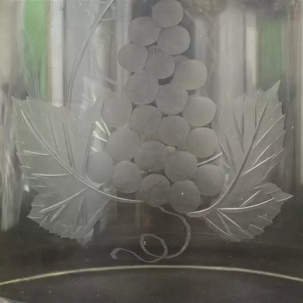10.25" Etched Grape Cluster Glass Cloche