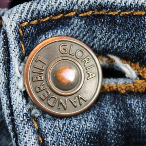 Gloria Vanderbilt Women's 8 Amanda Medium Wash Straight Leg Jeans 