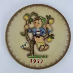 1977 Goebel M. J. Hummel 7th Annual Collector Plate Apple Tree Boy 7.5"