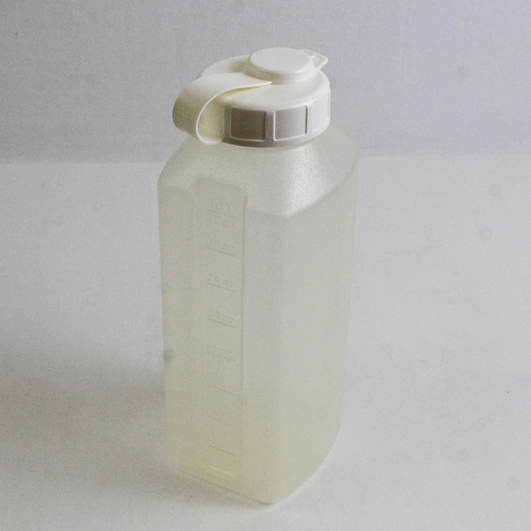 Arrow 1-Quart Plastic Refrigerator Shaker Bottle with Measurements