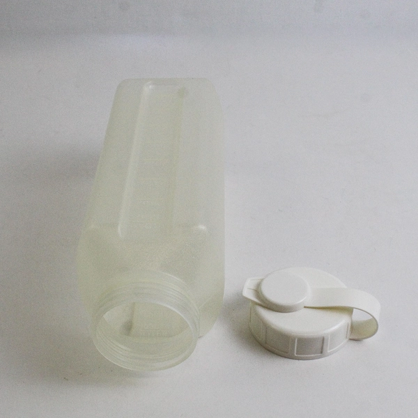 Arrow 1-Quart Plastic Refrigerator Shaker Bottle with Measurements