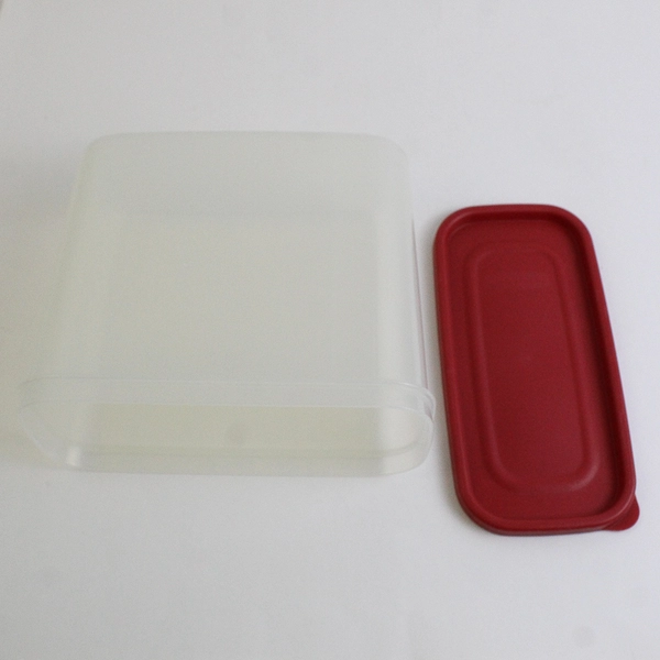Rubbermaid 3.8 L Plastic Food Storage Container 7N03-1 Red Lid