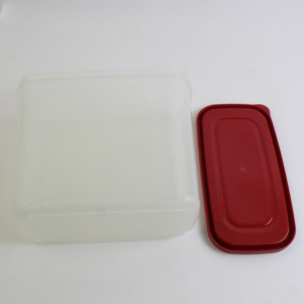 Rubbermaid 3.8 L Plastic Food Storage Container 7N03-1 Red Lid