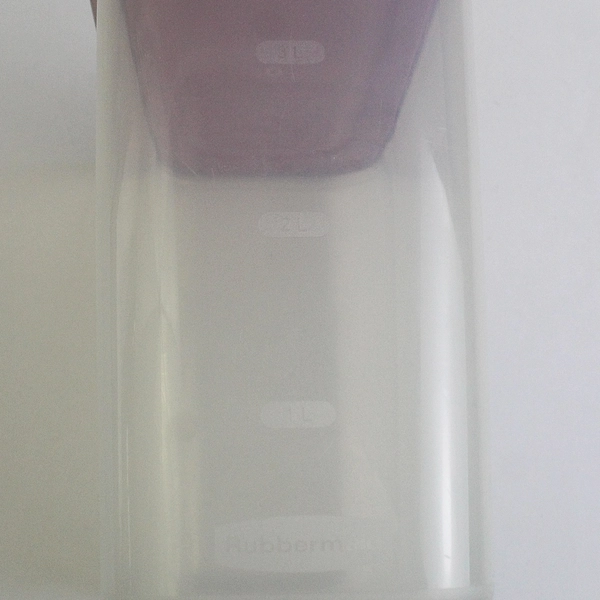 Rubbermaid 3.8 L Plastic Food Storage Container 7N03-1 Red Lid