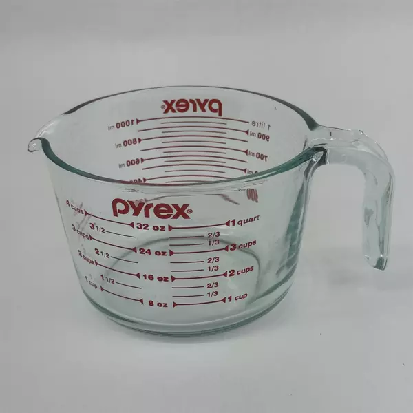 Pyrex 1-Quart Measuring Cup Clear with Red Measurements Open Handle