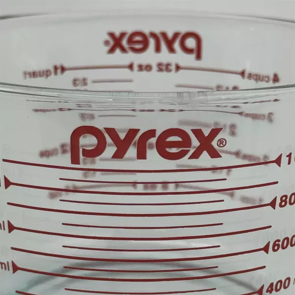 Pyrex 1-Quart Measuring Cup Clear with Red Measurements Open Handle
