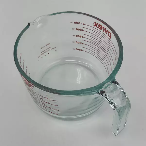 Pyrex 1-Quart Measuring Cup Clear with Red Measurements Open Handle