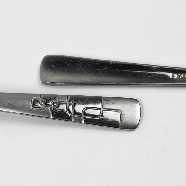 Lot of 5 Oneida Quadratic Pattern Teaspoons Glossy Frosted 6.25 Inches