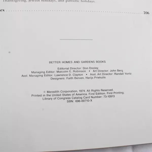 Better Homes and Gardens Holiday Decorations You Can Make Hardcover Book