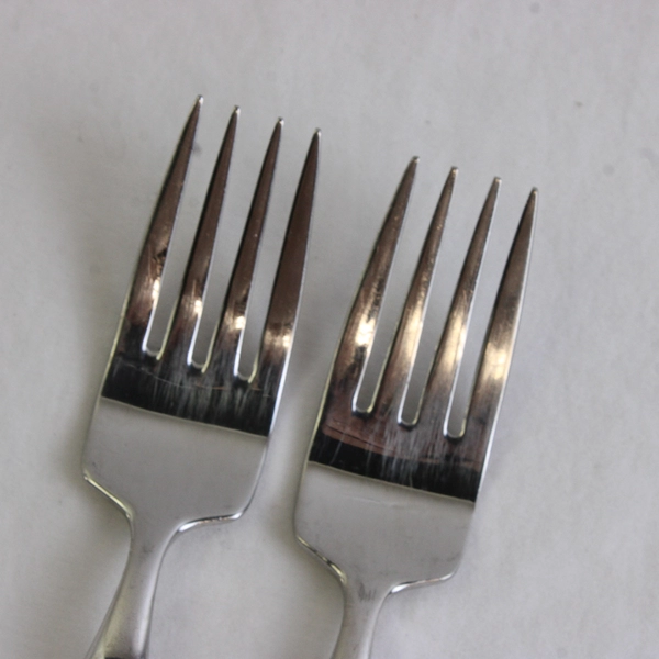 Lot of 2 Retroneu RTR22 Pattern 18/10 Stainless Dinner Forks 7.5 Inches Rare