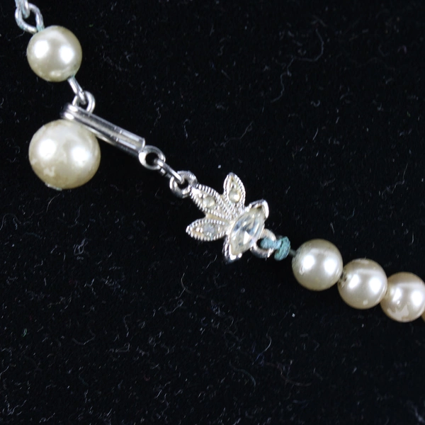 Vintage Faux Pearl Gold Toned Leaf Motif Choker