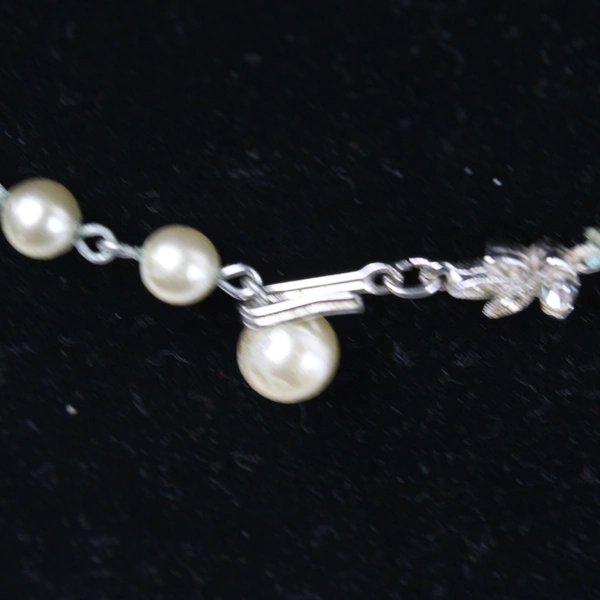 Vintage Faux Pearl Gold Toned Leaf Motif Choker