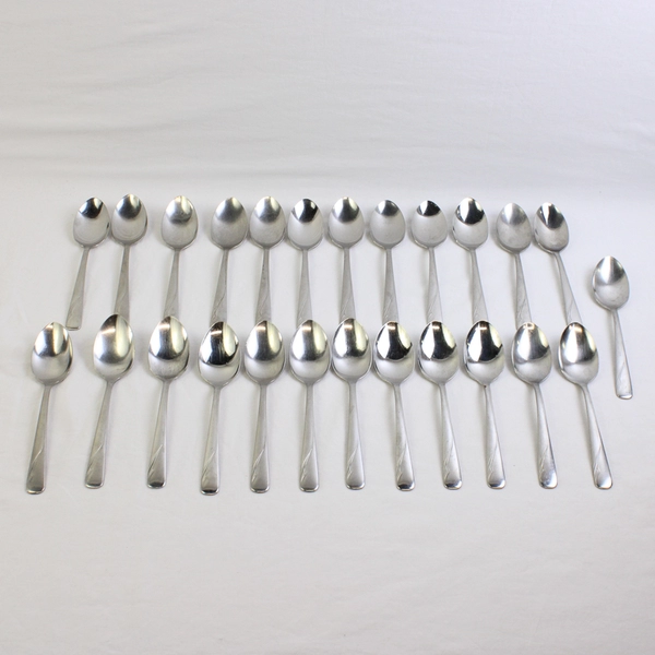 Lot of 25 Oneida Oceanic Stainless Steel Place Spoons Glossy Finish