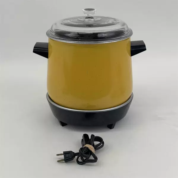 West Bend Lazy Day SLO-Cooker 5225 Yellow Removable 6 qt Pot Cord