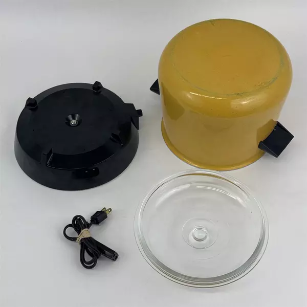 West Bend Lazy Day SLO-Cooker 5225 Yellow Removable 6 qt Pot Cord