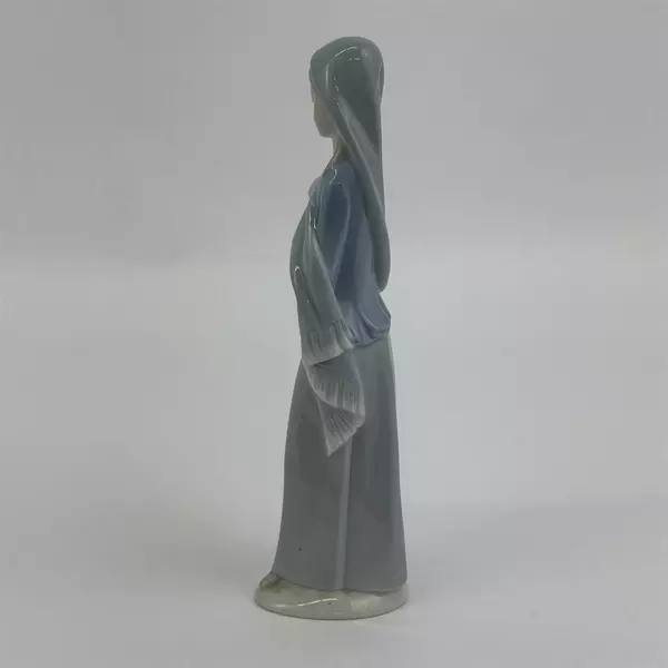 Lladro Porcelain Valencia Spain 4650 Girl With Calla Lilies 9 1/8" Figurine 1969