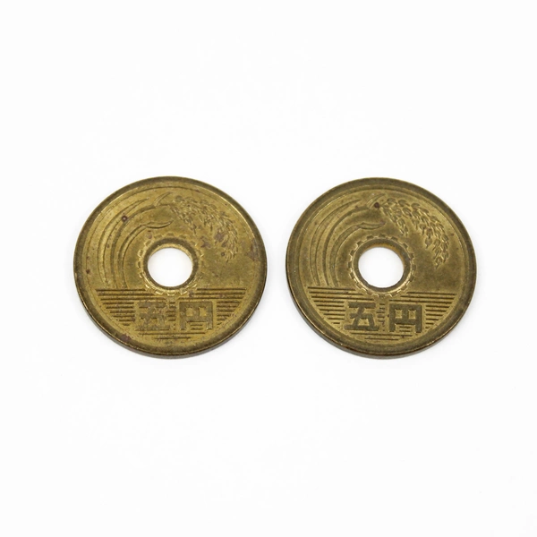 Lot of 2 Japanese 5 Yen Brass Coins Heisei 1989 & 1995