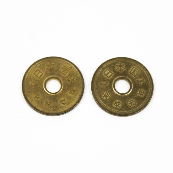 Lot of 2 Japanese 5 Yen Brass Coins Heisei 1989 & 1995