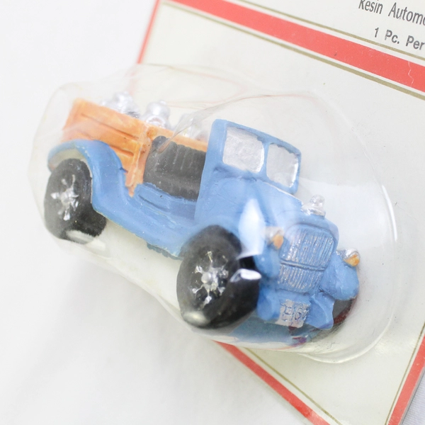 Traditions Resin Automobile Figure Blue Truck with Milk Jugs