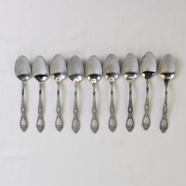 Lot of 9 Oneida Silver Wm A Rogers Deluxe Huntington Pattern Teaspoons